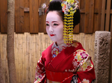 Người đẹp còn có dịp hóa thân thành geisha.