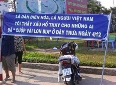 Tấm băng rôn gây xôn xao cư dân mạng trưa 8/12 - Ảnh: Chụp màn hình Facebook