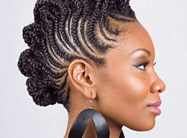 Mỗi lần tết tóc, phụ nữ châu Phi thường chọn cho mình kiểu tóc cầu kỳ và rất phức tạp