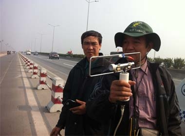 GS Bằng đang dùng máy bức xạ địa từ để thăm dò trên cầu Thanh Trì.