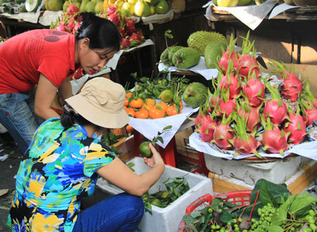 Quầy trái cây tại nhiều chợ ở TP.HCM nhộn nhịp trở lại trong sáng mùng 3 Tết