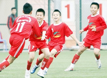 Lứa U13 và U15 (dưới) của Trung tâm Viettel sẽ là nòng cốt để xây dựng lại hy vọng Thể Công