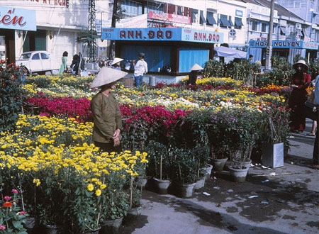 Vị trí đường Nguyễn Huệ là kênh đào Charner, nối liền với sông Sài Gòn, người Pháp đã tiến hành lấp kênh và hình thành Đại lộ Charner, sau đổi tên thành Nguyễn Huệ