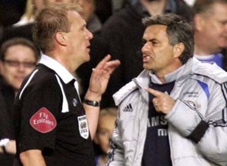 Mourinho sẽ rất lịch sự với các trọng tài, cho đến khi vị ấy thổi bất lợi cho đội bóng của ông ta