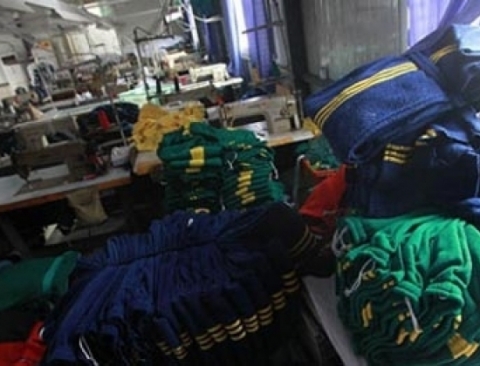 Ouxia xếp đống các sản phẩm đồng phục học sinh tại xưởng của hãng ở Thượng Hải ngày 17/2/2013.