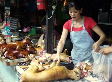 Các cơ sở thịt chó ở Trường Yên nhộn nhịp bán hàng đầu xuân.