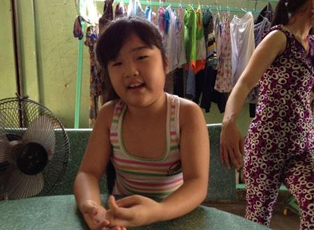 Em Huỳnh Thị Bích Tuyền, một học sinh lớp 1 trường tiểu học Phước Thạnh (P. Trường Thạnh, quận 9) từng là nạn nhân bị dụ đưa lên xe chở đi để lấy vàngvà bỏ rơi giữa Sài Gòn