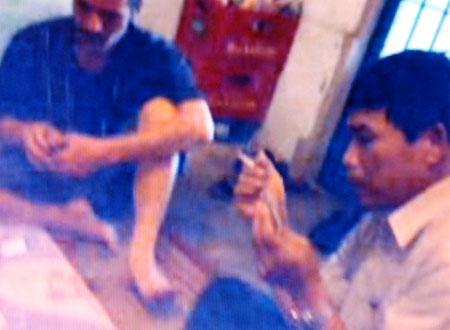 Ông Lê Vũ Thắng (phải) tại chiếu bạc