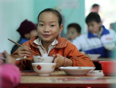 Em Đặng Thị Thơm, học sinh lớp 4 cho biết, bữa ăn hằng ngày ít khi có thịt.