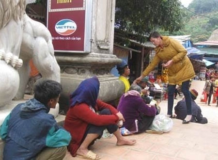 Ăn xin theo nhóm đông có lợi thế là “nếu du khách đã cho một người thì phải cho cả những người ngồi bên cạnh”