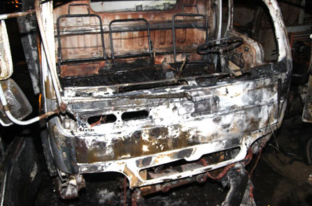 Một trong bốn xe bị ngọn lửa thiêu rụi. 