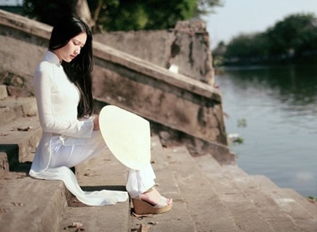 Tà áo dài trắng với chiếc nón lá đầy duyên của một cô gái xứ Huế bên dòng sông Đông Ba