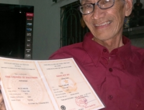 Ông Lê Văn Xê với tấm bằng tốt nghiệp ĐH loại khá. 