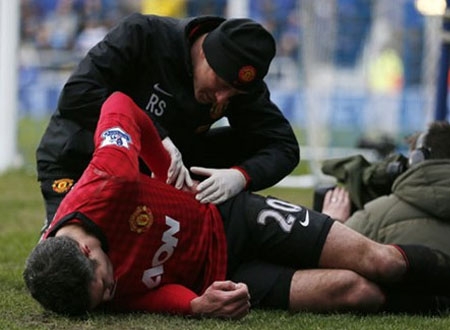Van Persie bị đau trong trận đấu với QPR