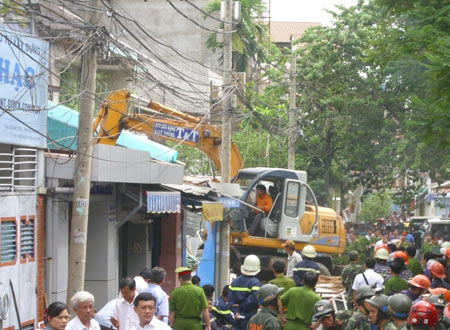 Lực lượng Công binh của Bộ Tư lệnh TPHCM phối hợp với Phòng CN-CH Sở Cảnh sát PCCC TPHCM tiến hành đào bới trong đóng đổ nát để tìm nạn nhân vào sáng 24/2   