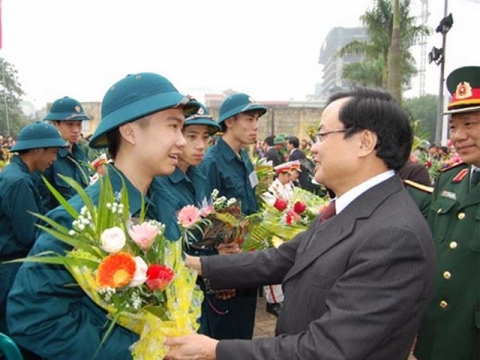 Các tân binh quận Ba Đình rất xúc động khi được Bí thư Thành ủy Phạm Quang Nghị động viên