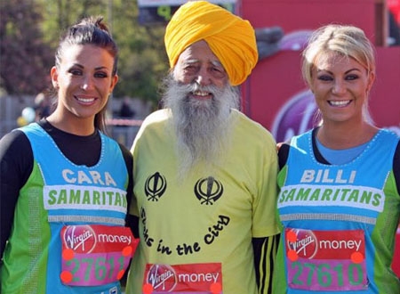 Ông Fauja Singh cùng VĐV Cara Kilby (trái) và Billi Mucklowat tại giải Virgin London Marathon 2012