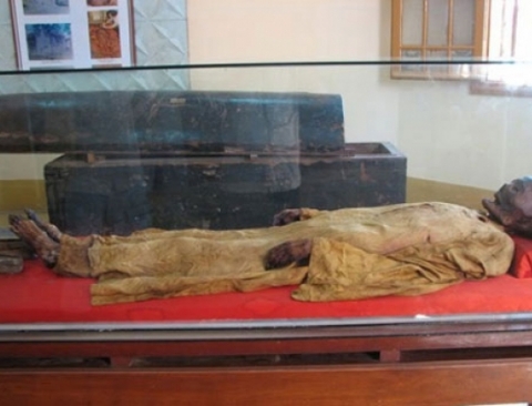 Xác ướp bà Nguyễn Thị Hiệu nay được đặt trong tủ kính và bện cạnh là chiếc quan tài bằng gỗ tại bảo tàng.