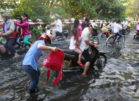 Nhiều phụ huynh, học sinh rất vất vả mới tới được công sở, trường học vì triều cường đạt đỉnh vào sáng nay.