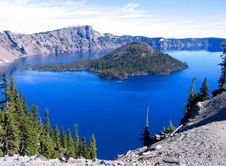 Công viên quốc gia Crater Lake nằm ở phía Nam của tiểu bang Oregon, Mỹ