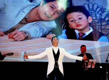 Tối 5/1, liveshow Còn ta với nồng nàn của Quang Dũng diễn ra tại TP HCM sau gần 3 năm anh không thực hiện chương trình riêng nào. Hình ảnh Bảo Nam xuất hiện trên màn hình làm nhiều người xúc động