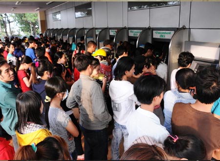 Nhiều trạm ATM trên địa bàn TP HCM trong những ngày cận Tết hoạt động hết công suất. 