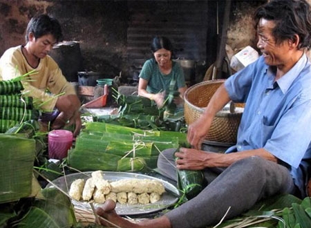 Lò bánh tét của ông Đoàn Rạng, người có thâm niên mấy chục năm với bánh tét làng Chuồn