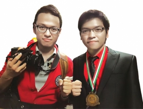 Nguyễn Hữu Thành (phải) và anh trai (ảnh do nhân vật cung cấp)