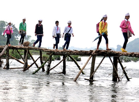 Mùa nắng, những chiếc bè phao ngưng hoạt động, người dân thôn Bung, Mò O, làng Già, làng Chai tự làm cầu tre bắc ngang qua sông Re để thu phí 2.000 - 5.000 đồng (kèm theo xe đạp, xe máy) hai lượt qua lạii