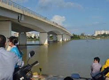 Cầu Thăng Long, nơi người chồng gieo mình tự vẫn