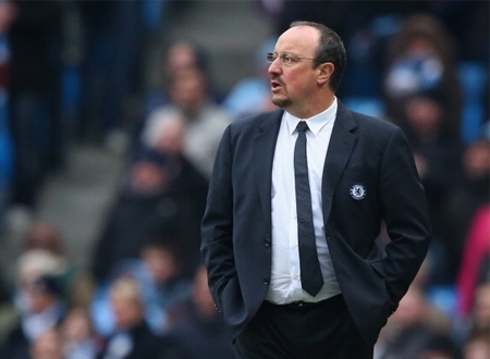 Benitez cho rằng Sir Alex đã cố tình không bắt tay mình trước trận đấu