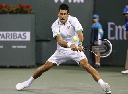 Pha phòng ngự trả bóng trái tay dọc dây của Djokovic