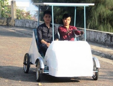 Mô hình ô tô sử dụng năng lượng mặt trời của nhóm sinh viên Khoa Kỹ thuật giao thông Trường ĐH Nha Trang. 
