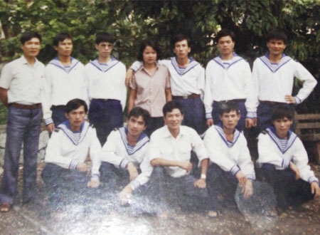 9 người lính Trường Sa (mặc áo hải quân) sống sót được quân Trung Quốc thả về sau 3 năm giam giữ (ảnh chụp tại trại an dưỡng ở Quảng Ninh năm 1992). Ông Hiền (ngồi hàng đầu, ngoài cùng bên trái); vợ chồng ông Phụng đứng giữa - Ảnh do ông Trần Thiện Phụng 