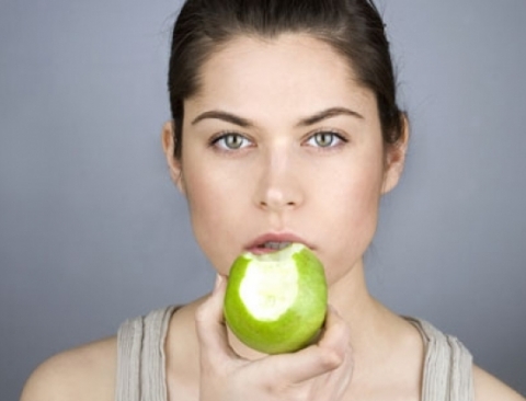 Ăn táo nguyên cả vỏ giúp chống béo phì - Ảnh: Shutterstock
