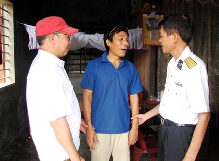 Anh Lanh, anh Thống đến thăm nhà anh Nhuân (áo xanh), họ là những đồng đội trên tàu HQ 604