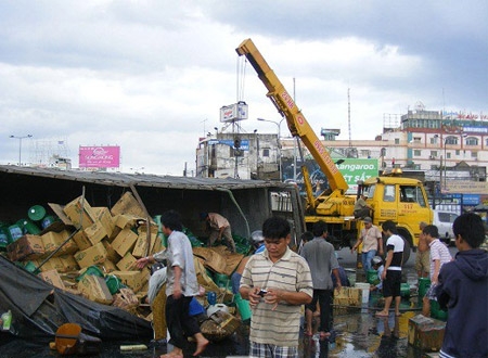 Hiện trường sự cố khiến hàng trăm thùng dầu bị đổ xuống đường