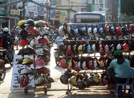 Mũ bảo hiểm rởm bán tràn lan trên đường phố Hà Nội.