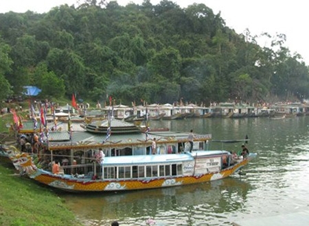Sông Hương đoạn trước điện Hòn Chén - nơi được cho là có “rùa thần” nghìn ký xuất hiện
