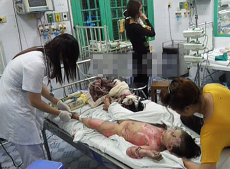 Cháu Trần Thị Ngọc đang được cấp cứu tại Bệnh viện Trẻ em Hải Phòng trong tình trạng nguy kịch