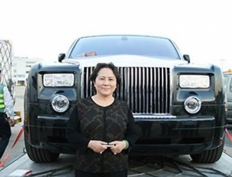 Nữ tỷ phú bất động sản TP.HCM Dương Thị Bạch Diệp bên chiêc siêu xe Rolls Royce.