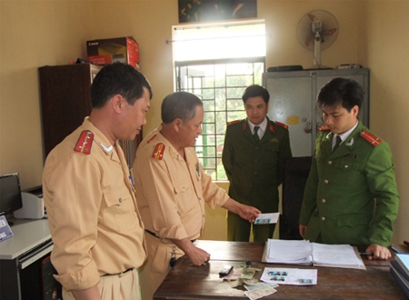 Tổ công tác CSGT đường Hồ Chí Minh đang bàn giao tang vật, đối tượng cho công an huyện Cẩm Thủy điều tra, mở rộng vụ án.