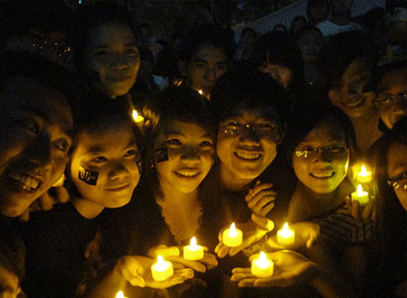 Thanh niên TPHCM tham gia hưởng ứng Giờ Trái đất năm 2012.