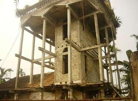 Dãy cột mảnh mai bao bọc xung quanh