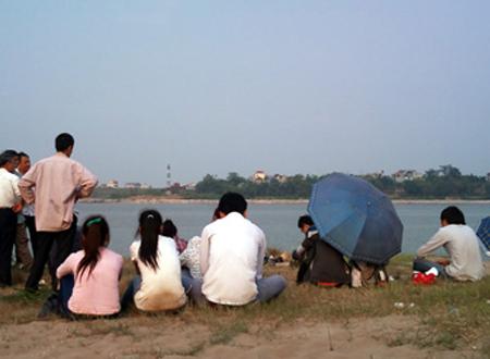 Bạn bè nạn nhân ngóng chờ lực lượng chức năng đưa thi thể nạn nhân lên bờ