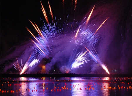 Hàng năm, hàng vạn người dân và du khách đổ về 2 bờ sông Hàn (TP.Đà Nẵng) để xem trình diễn pháo hoa quốc tế