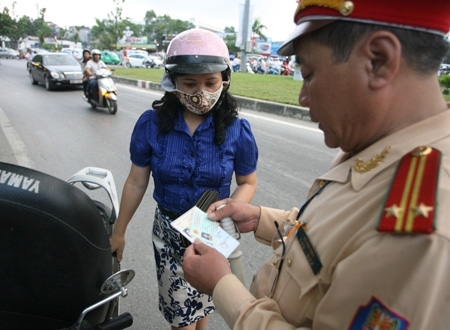 CSGT không được quyền hỏi người dân về việc không chính chủ nếu có đủ giấy tờ theo quy định