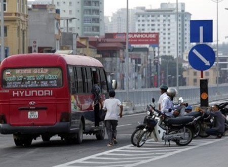 Người dân vẫn đang giỡn mặt tử thần khi liều mình lao vào giữa những dòng xe đang lưu thông để bắt được xe khách