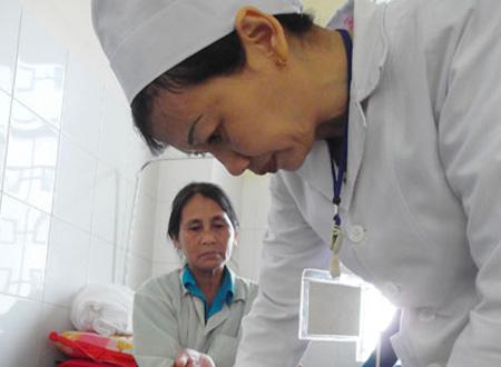 Bà Đinh Thị Lơ đang điều trị bệnh lạ tại Bệnh viện đa khoa Quảng Ngãi