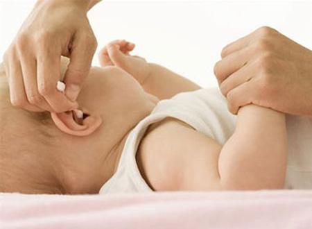 Cháu bé được cứu sống sau khi bị đũa đâm xuyên đáy sọ. (Ảnh minh họa)